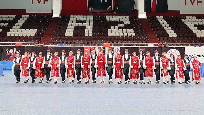 Elazığ'da halk oyunları yarışması renkli görüntüler oluşurdu