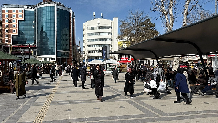 Elazığ'da havalar ısındı caddeler doldu taştı