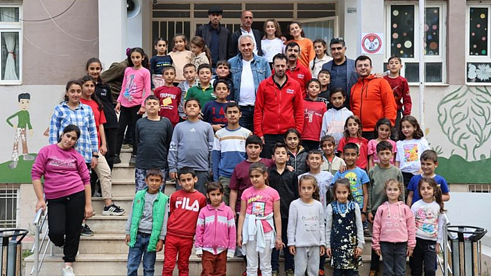 Elazığ'da Hayırsever Vatandaş Öğrencileri Kırmadı