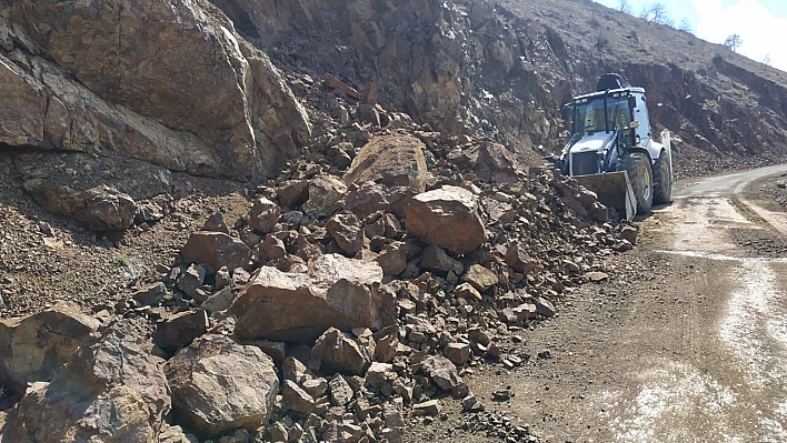 Elazığ'da heyelan sonrası yola dökülen kayalar temizlendi