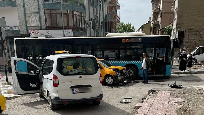 Elazığ'da İki Araç Birbirine Girdi!