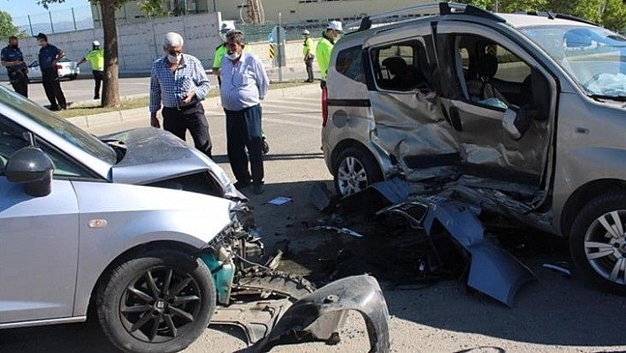 Elazığ'da iki araç çarpıştı: 8 yaralı, çocukları araçtan milletvekili Erol çıkardı