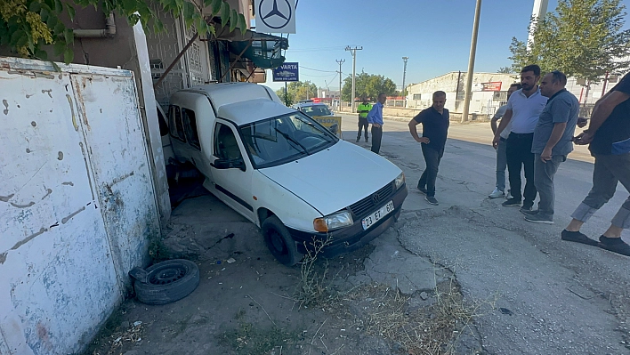 Elazığ'da İki Araç Çarpıştı, Birisi Sürüklenerek Dükkan Girdi: 2 Yaralı