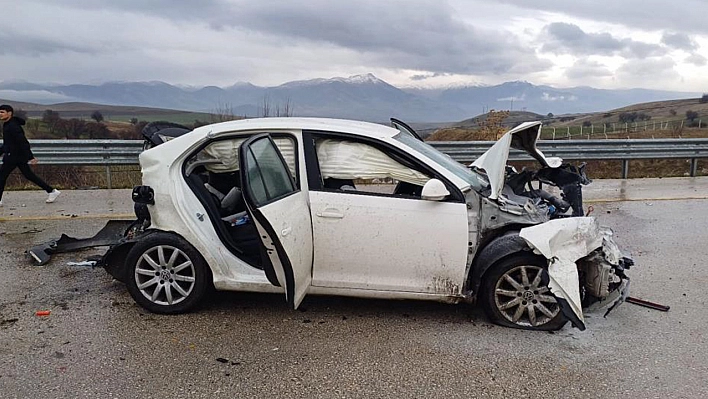 Elazığ'da İki Araç Çarpıştı!