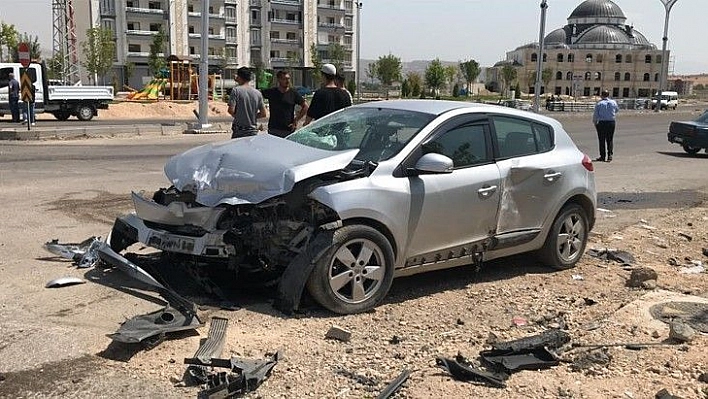 Elazığ'da iki otomobil çarpıştı: 8 yaralı