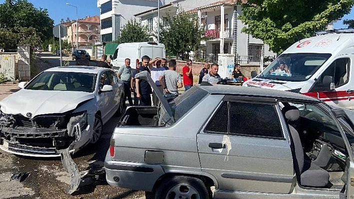 Elazığ'da iki otomobil çarpıştı: 3 yaralı