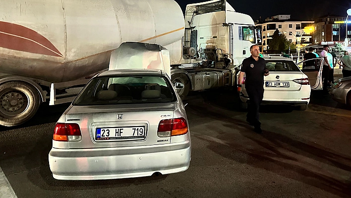 Elazığ'da İki Otomobil Tankere Çarptı!