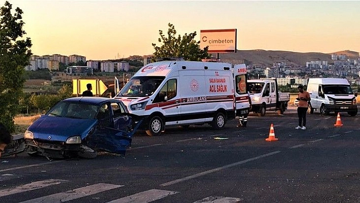 Elazığ'da iki otomobilin hurdaya döndüğü kazada 9 kişi yaralandı