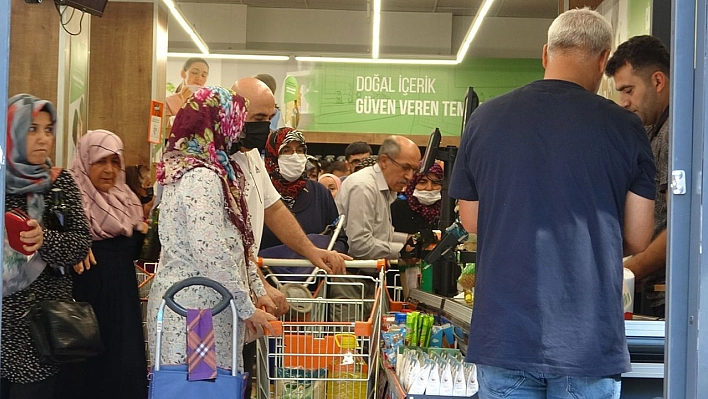 Elazığ'da İndirim İçin Sıra Bekleyen Vatandaşlar Umduklarını Bulamadı