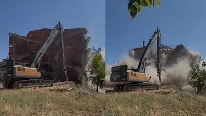 Elazığ'da İş Makinesinin Tek Darbesi, Ağır Hasarlı Binayı Yerle Bir Etti