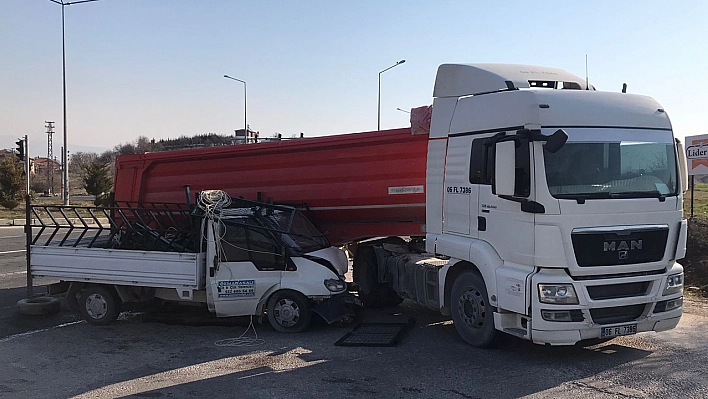 Elazığ'da İşçileri Taşıyan Pikap Kamyonun Altında Girdi