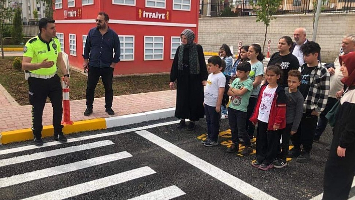 Elazığ'da İşitme Engelli Öğrencilere Trafik Eğitimi Verildi