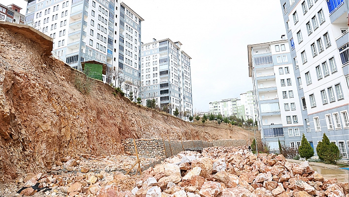 Elazığ'da İstinat Duvarı Kısmen Çöktü: Binalar Uçurumun Eşiğinde