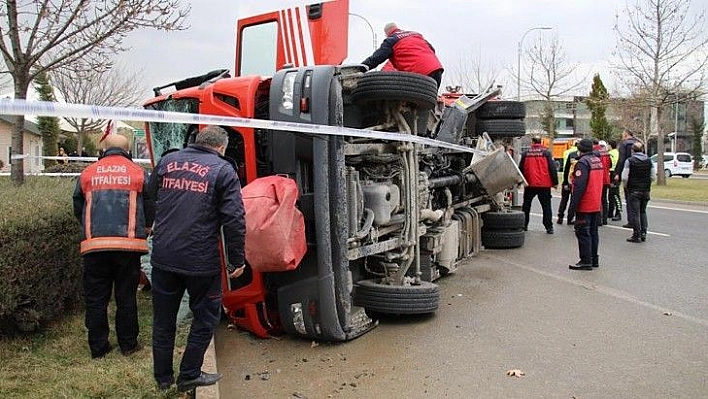 Elazığ'da itfaiye aracı ile otomobil çarpıştı