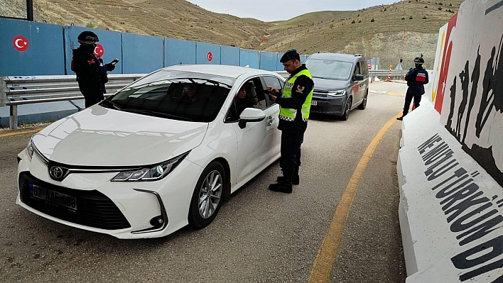 Elazığ'da jandarma, 10 günde 17 bin 118 aracı denetledi