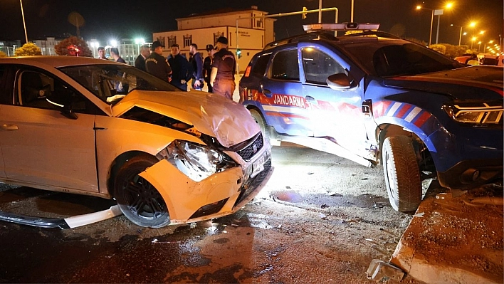 Elazığ'da jandarma aracı ile otomobil çarpıştı: 3 yaralı