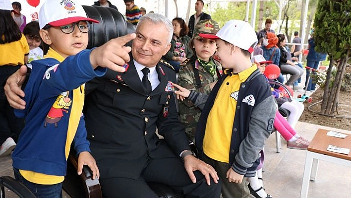 Elazığ'da Jandarma Ekipleri, Çocukları Misafir Etti