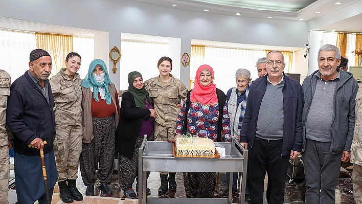 Elazığ'da jandarma ekipleri huzurevi sakinleriyle bir araya geldi