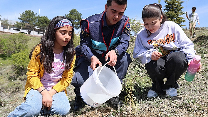 Elazığ'da Jandarma Ekipleri Öğrencilerle Birlikte Fidan Dikti