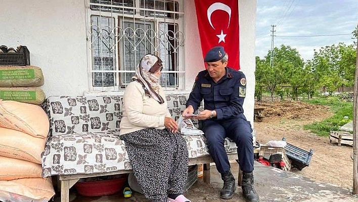 Elazığ'da jandarma ekipleri şehit annelerini unutmadı