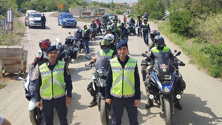 Elazığ'da Jandarma, Motosiklet Sürücülerini Bilgilendirdi