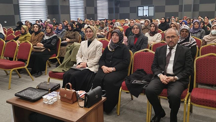 Elazığ'da kadın Kur'an kursu öğrencileri için konferans düzenlendi