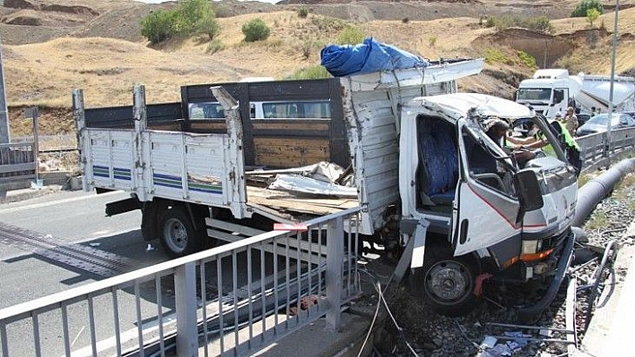 Elazığ'da kamyon bariyerlere çarptı: 1 ölü