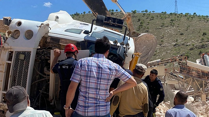 Elazığ'da Kamyon Devrildi Şoför Altında Kaldı