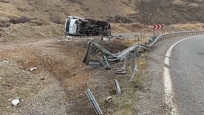 Elazığ'da kamyon devrildi