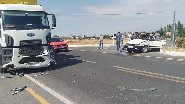 Elazığ'da kamyon ile otomobil çarpıştı!