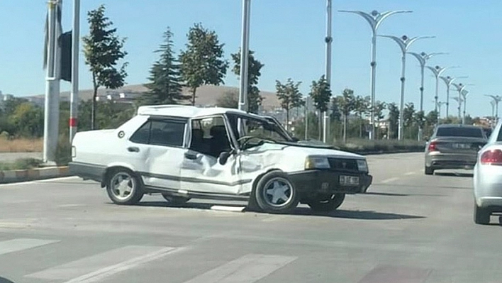 Elazığ'da kamyon ile otomobil çarpıştı