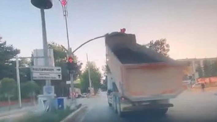 Elazığ'da kamyon trafik ışıklarına çarptı!