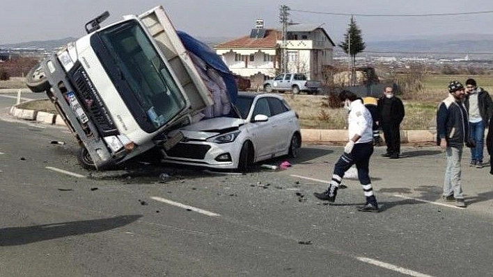 Elazığ'da kamyonet, otomobilin üzerine devrildi:2 yaralı