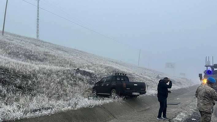 Elazığ'da Kamyonet Şarampole Kaydı