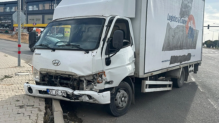 Elazığ'da kamyonet ve otomobil çarpıştı