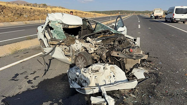 Elazığ'da Kamyonla Çarpışan Otomobil Hurdaya Döndü! Ölü ve Yaralı Var!