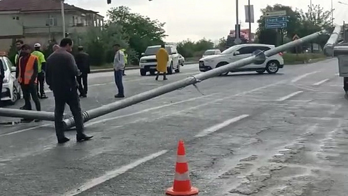 Elazığ'da Kamyonun Çarptığı Trafik Direği Devrildi: 1 Yaralı