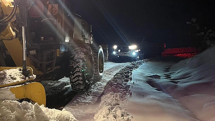 Elazığ'da kapanan 94 köy yolunda çalışmalar devam ediyor