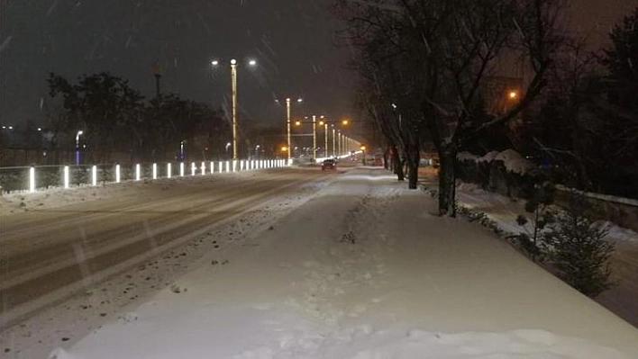 Elazığ'da kar etkisini tekrar gösterdi