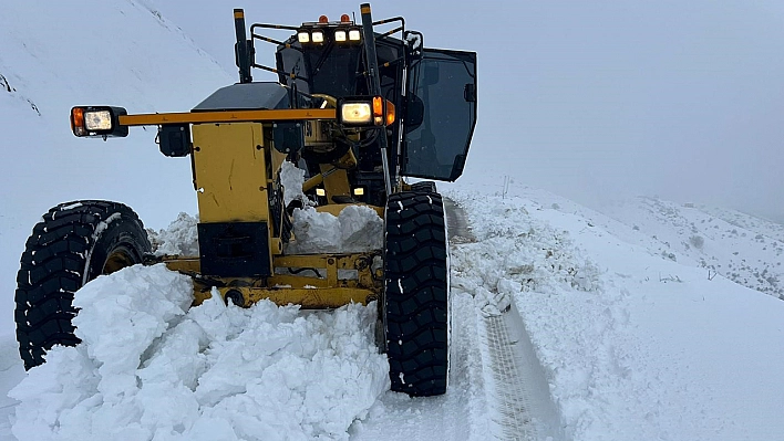 Elazığ'da kar mesaisi sürüyor