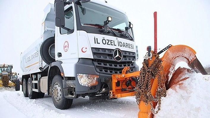 Elazığ'da kar nedeniyle kapanan 148 köy yolu açıldı, 121'i için çalışma sürüyor