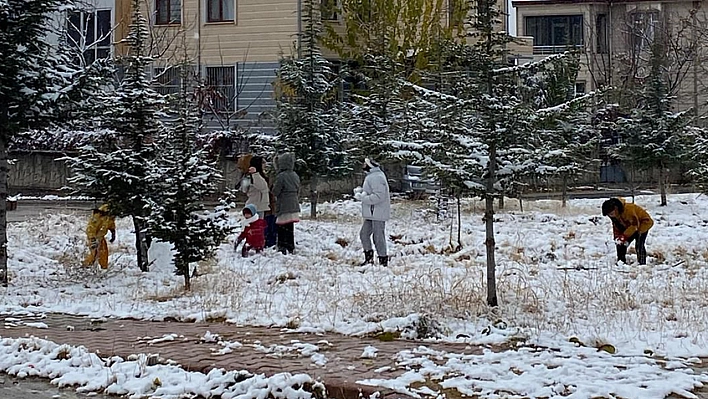 Elazığ'da kar tatiline en çok onlar sevindi