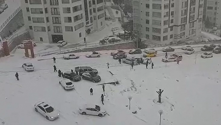 Elazığ'da Kar Yağışı Etkili Oldu, Rampada Kayan Araçlar Birbirine Çarptı