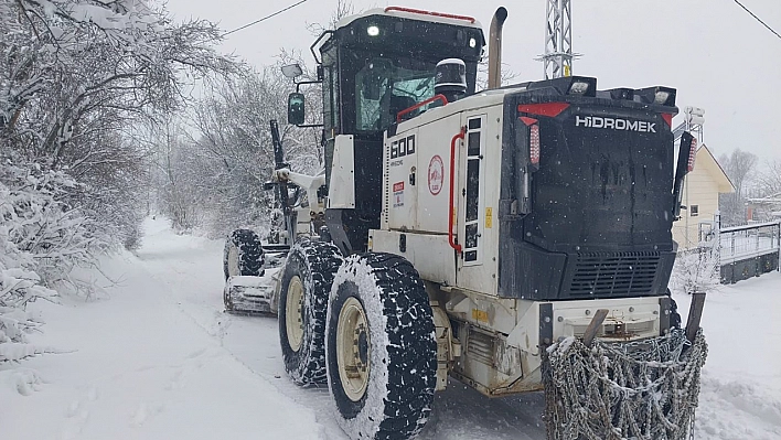 Elazığ'da kar yağışı nedeni ile 172 köy yolu ulaşıma kapandı