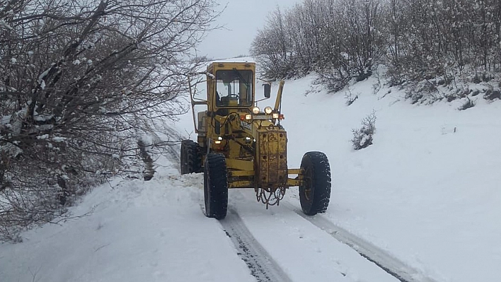 Elazığ'da kar yağışı nedeniyle 54 köy yolu ulaşıma kapandı