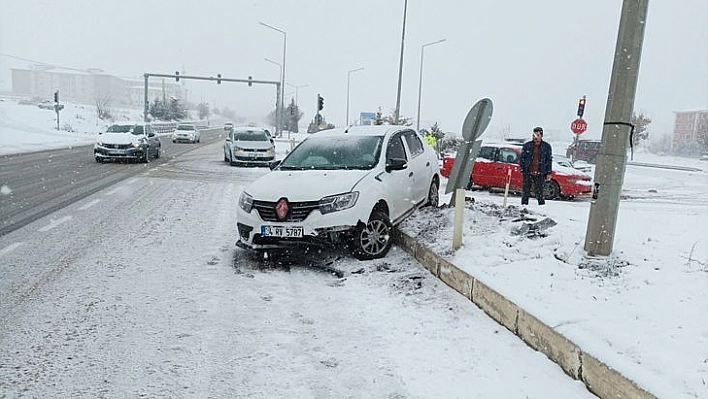 Elazığ'da Kar Yağışından Dolayı Ekipler Seferber Oldu