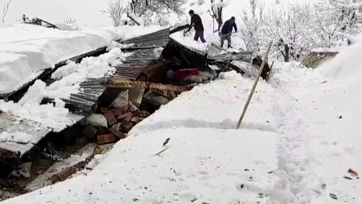 Elazığ'da Üç Evin Çatısı Çöktü