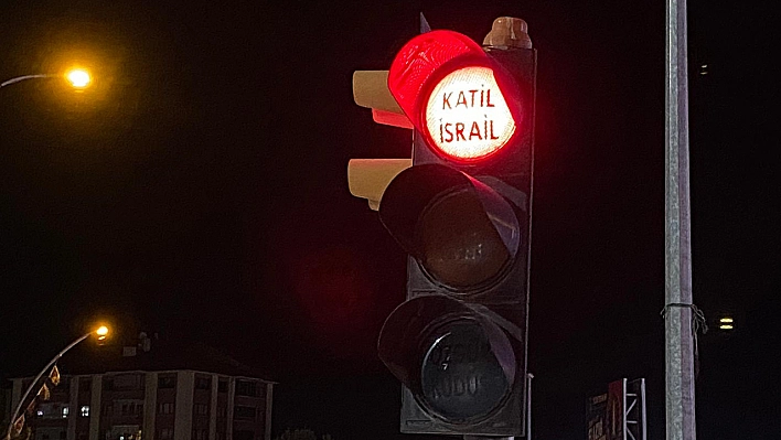 Elazığ'da 'Katil İsrail' yazılı Trafik Işıkları