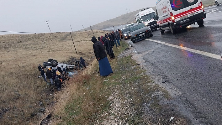 Elazığ'da Kaygan Yolda  Direksiyon Hakimiyetini Kaybeden Kamyonet Devrildi