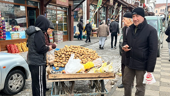 Elazığ'da kilosu 10 liraya düştü poşetini alan doldurdu